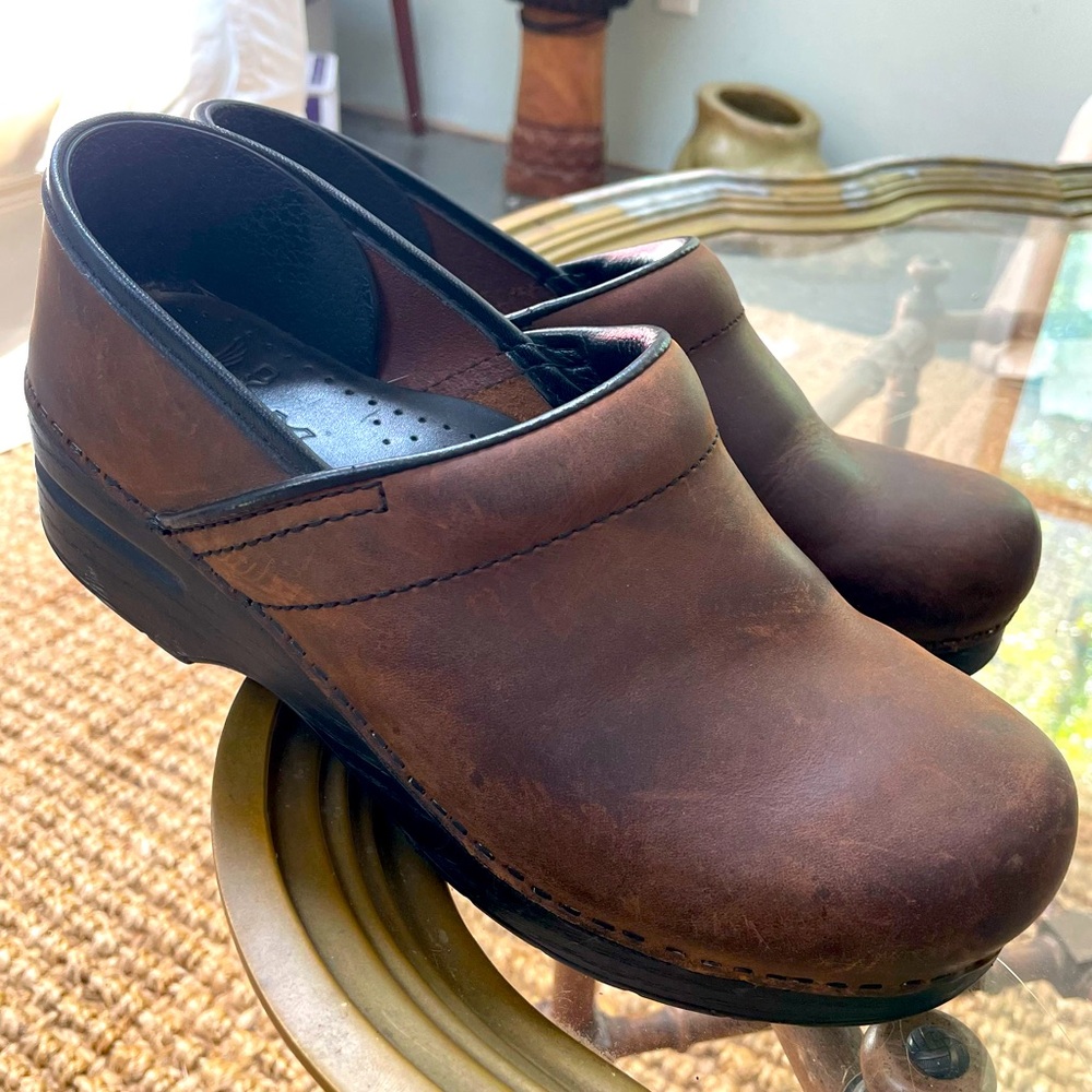 Dansko Distressed Brown Leather Clog Shoes 39  Great with jeans!